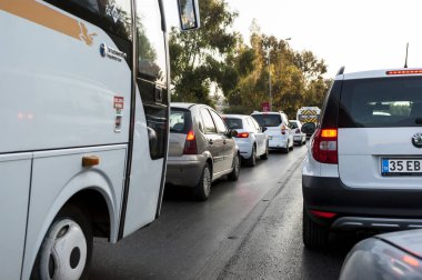 Bazı marka araçlar caddede ve trafik sıkışıklığı yüzünden hareket edemiyorlar..
