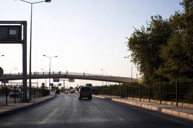 İzmir, Türkiye-8 Ağustos 2018: yaya köprüsü, yol ve bazı marka arabaları Izmir Konak tünelden önce.