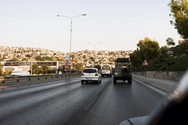 Izmir Turkey August 2018 Yesildere Avenue Some Brand Cars Evening — Stock Photo, Image