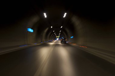 Uzun pozlama Izmir Konak tüneli ile Türkiye ışıkları, defocused arabalar ve hız limiti işaretleri.