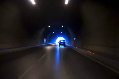 Uzun pozlama Izmir Konak tüneli ile Türkiye ışıkları, defocused arabalar ve hız limiti işaretleri.