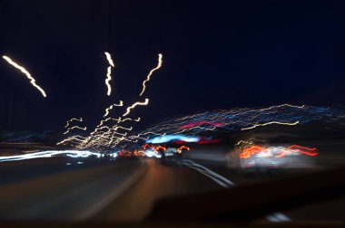 Sarhoş bir sürücü gözleri bir görünüm gibi görünüyor, gece uzun pozlama yol fotoğrafı soyut araba ile arka plan hız. 