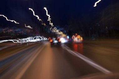 Sarhoş bir sürücü gözleri bir görünüm gibi görünüyor, gece uzun pozlama yol fotoğrafı soyut araba ile arka plan hız. 