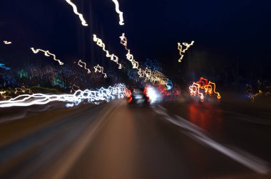 Sarhoş bir sürücü gözleri bir görünüm gibi görünüyor, gece uzun pozlama yol fotoğrafı soyut araba ile arka plan hız. 