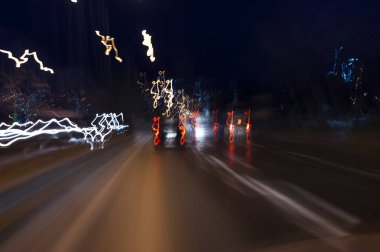 Sarhoş bir sürücü gözleri bir görünüm gibi görünüyor, gece uzun pozlama yol fotoğrafı soyut araba ile arka plan hız. 