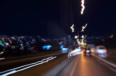 Sarhoş bir sürücü gözleri bir görünüm gibi görünüyor, gece uzun pozlama yol fotoğrafı soyut araba ile arka plan hız. 