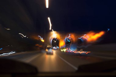 Sarhoş bir sürücü gözleri bir görünüm gibi görünüyor, gece uzun pozlama yol fotoğrafı soyut arabalar ile arka plan hız. Vezirsuyu yeşildere Caddesi su kemeri Izmir Türkiye.