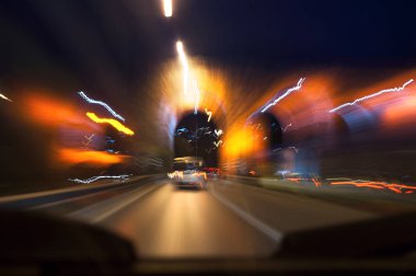 Sarhoş bir sürücü gözleri bir görünüm gibi görünüyor, gece uzun pozlama yol fotoğrafı soyut arabalar ile arka plan hız. Vezirsuyu yeşildere Caddesi su kemeri Izmir Türkiye.