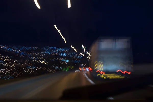 看起来像一个醉酒司机的眼睛 长曝光的道路照片在夜间抽象超速背景与汽车 — 图库照片