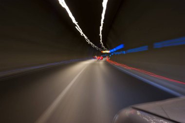 Tünel uzun pozlama fotoğraf titrek ışıklar ile sürüş.
