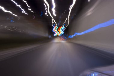 Tünel uzun pozlama fotoğraf titrek ışıklar ile sürüş.