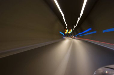 Tünel uzun pozlama fotoğraf titrek ışıklar ile sürüş.