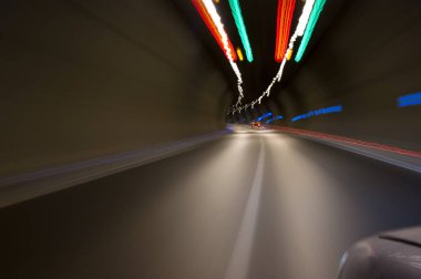 Tünel uzun pozlama fotoğraf titrek ışıklar ile sürüş.