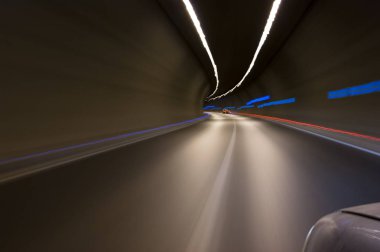 Tünel uzun pozlama fotoğraf titrek ışıklar ile sürüş.