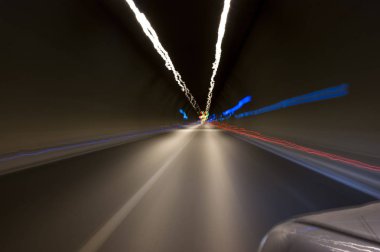 Tünel uzun pozlama fotoğraf titrek ışıklar ile sürüş.