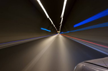 Tünel uzun pozlama fotoğraf titrek ışıklar ile sürüş.