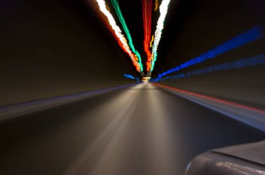 Tünel uzun pozlama fotoğraf titrek ışıklar ile sürüş.