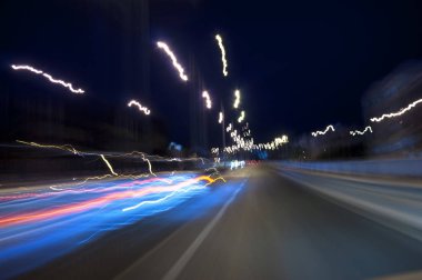 Sarhoş bir sürücü gözleri bir görünüm gibi görünüyor, gece uzun pozlama yol fotoğrafı soyut araba ile arka plan hız. 