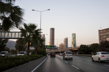 İzmir, Türkiye-3 Ağustos 2018: İzmir 'de trafiğe sahip Ankara yolu 'ndan ege Perla gökdelenle ve Mistral gökdelenle görünümü.