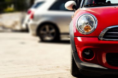 Chios, Yunanistan-Ağustos 18, 2018: bir kırmızı Mini Cooper sokakta park ışık vardı.
