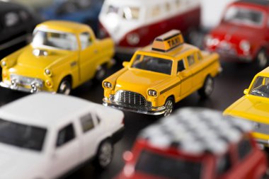 Siyah bir yerde çeşitli marka oyuncak arabalar, bir traf gibi görünüyor