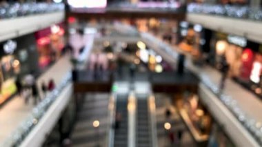 Odaklanamayan alışveriş merkezi ve yürüyen merdivenler. Yürüyen odaksız insanlar.