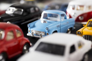 Yığılmış oyuncak araba ve odak bir 50s model mavi oyuncak araba.