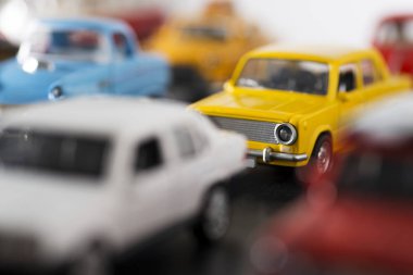 Yığılmış oyuncak araba ve odak bir 70s model sarı oyuncak araba.