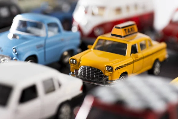 Разнообразные какие-то брендовые игрушечные автомобили на черном фоне, похожие друг на друга. — стоковое фото