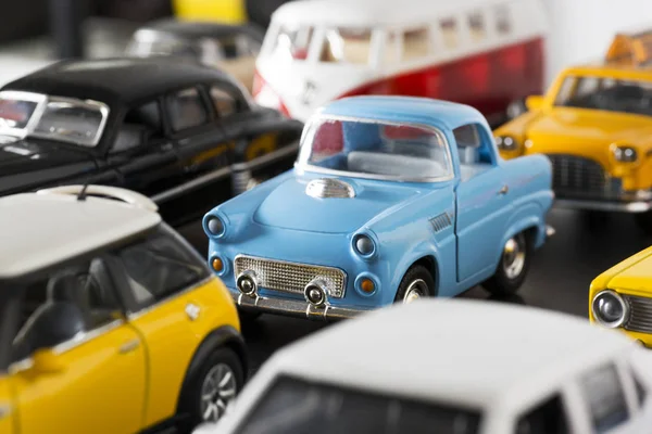 Carros de brinquedo empilhados e um carro de brinquedo azul modelo dos anos 50 no foco . — Fotografia de Stock