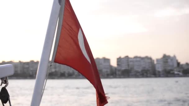 Turkse Vlag Zwaaiende Een Boot — Stockvideo