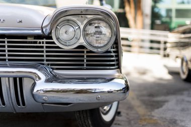 Ön tarafı ve farlar görünümü bir 1957 Plymouth Vintage araba içinde