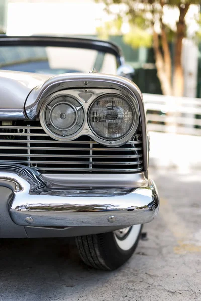 Sisi depan dan tampilan lampu depan mobil Plymouth Vintage 1957 — Stok Foto