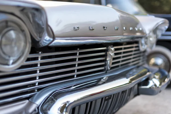 Vista frontal y faros de un coche Plymouth Vintage 1957 en — Foto de Stock