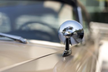 Izmir Türkiye 'de bir 1957 Plymouth Vintage otomobil ayna sürüş.