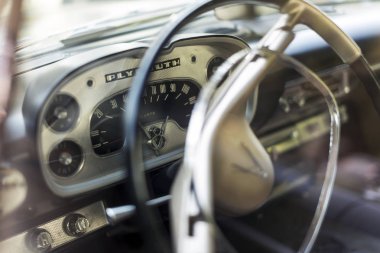 Dashboard ve direksiyon simidi bir 1957 Plymouth Vintage araba içinde ben
