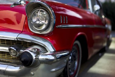 Ön yan kafa ışıklar bir tampon kırmızı renkli 1957 Chevrolet