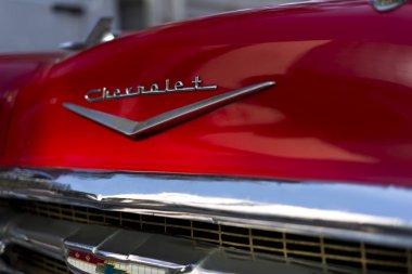 Logo kırmızı renkli 1957 Chevrolet