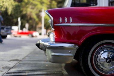 Ön yan kafa ışıklar bir tampon kırmızı renkli 1957 Chevrolet