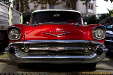 Kırmızı renkli 1957 Chevrolet ön görünümü