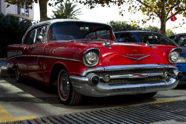 Kırmızı renkli 1957 Chevrolet ön görünümü