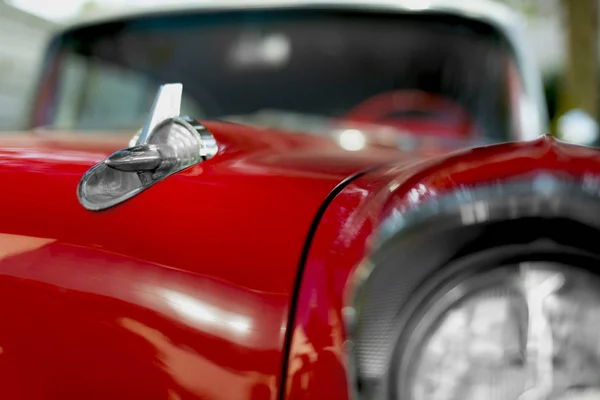 Detail přední strany červené barvy 1957 Chevrolet İzmir Turecko. — Stock fotografie