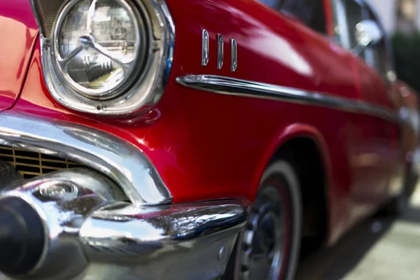 Elülső oldalsó fejlámpák egy lökhárító, egy piros színű 1957 Chevrolet — Stock Fotó