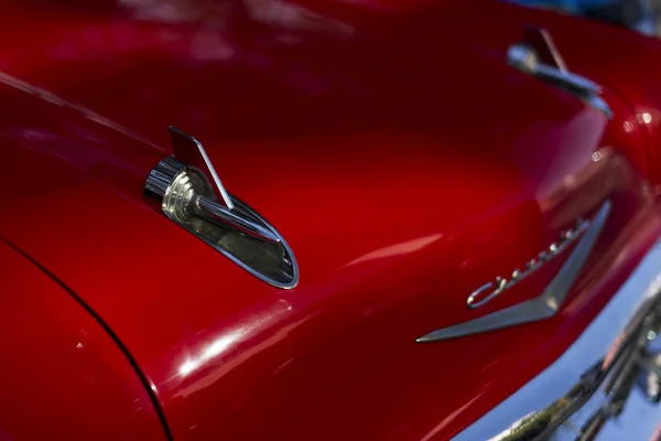 Voorkant detail van een rood gekleurde 1957 Chevrolet Izmir Turkije. — Stockfoto
