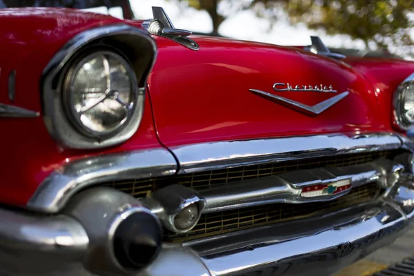 Sisi depan Logo dan lampu depan mobil Chevrolet I berwarna merah tahun 1957 — Stok Foto