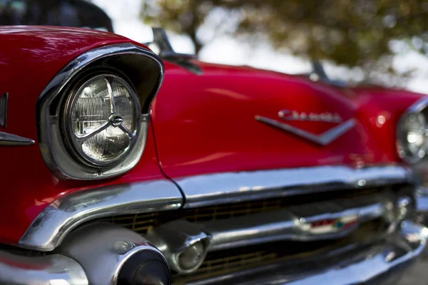 Frente luces de cabeza laterales un parachoques de un Chevrolet de color rojo 1957 — Foto de Stock