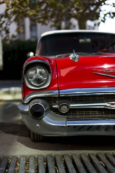 Voorkant hoofd lichten een bumper van een rood gekleurde 1957 Chevrolet — Stockfoto