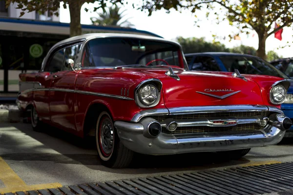 Vista frontal de un Chevrolet de color rojo 1957 — Foto de Stock