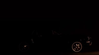 İzmir, Türkiye - 11 Mart 2019. Ford mustang 260 oyuncak araba ürün atış. Siyah arka planda yan görünüm. 