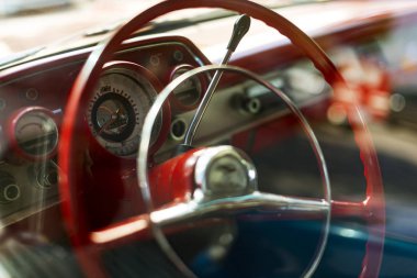 1957 Chevrolet direksiyon görünümü bir kırmızı renkli. 
